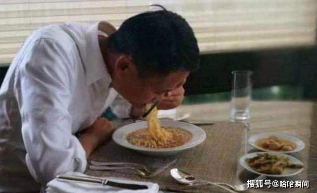 Vì sao tỷ phú Jack Ma ăn trưa tinh giản, chỉ có mì xào và tỏi? - Ảnh 1.