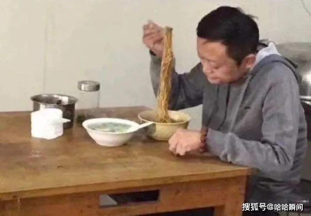 Vì sao tỷ phú Jack Ma ăn trưa tinh giản, chỉ có mì xào và tỏi? - Ảnh 3.