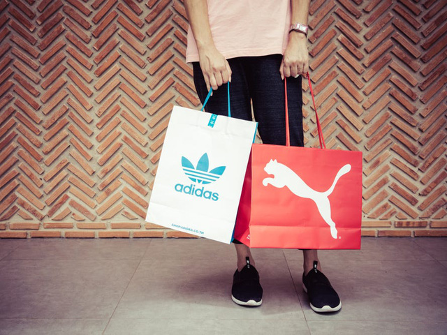 Hãng giày Adidas và Puma : Gà cùng một mẹ đi qua thời cuộc khắc nghiệt, anh em hiềm khích và nghi kỵ nhau rồi đường ai nấy đi để thành lập hai thương hiệu hàng đầu thế giới - Ảnh 1.