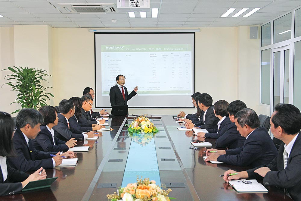 doanh nhân Trần Túc Mã trình bày kế hoạch kinh doanh trong cuộc họp Hội đồng Quản trị và Ban Điều hành Traphaco
