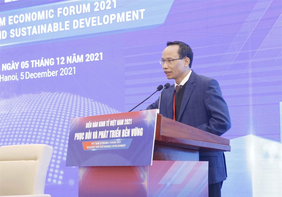 TS Cấn Văn Lực – chuyên gia kinh tế trưởng BIDV phát biểu tại Diễn đàn Kinh tế Việt Nam 2021
