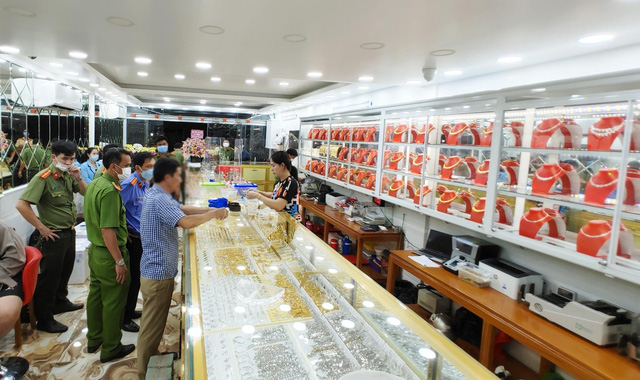 Một tiệm vàng ở An Giang trốn thuế hơn 10.000 tỉ đồng - Ảnh 2.