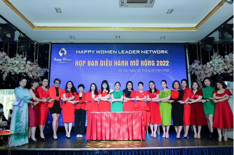 Tổng giám đốc công ty cổ phần tập đoàn Herworld Đỗ Hương Ly (váy xanh ở giữa) trong lễ kí kết hợp tác với cộng đồng Herworld và Happy Women