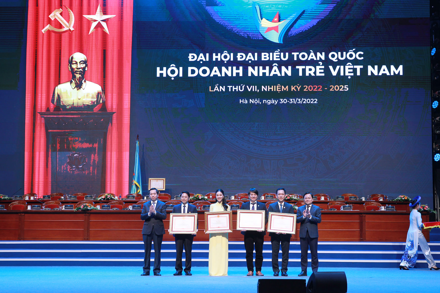 Bí thư thứ nhất Trung ương Đoàn Thanh niên cộng sản Hồ Chí Minh Nguyễn Anh Tuấn trao tặng Bằng khen của Thủ tướng Chính phủ cho các cá nhân của Hội doanh nhân trẻ Việt Nam trong công tác phòng, chống dịch bệnh COVID-19. 
