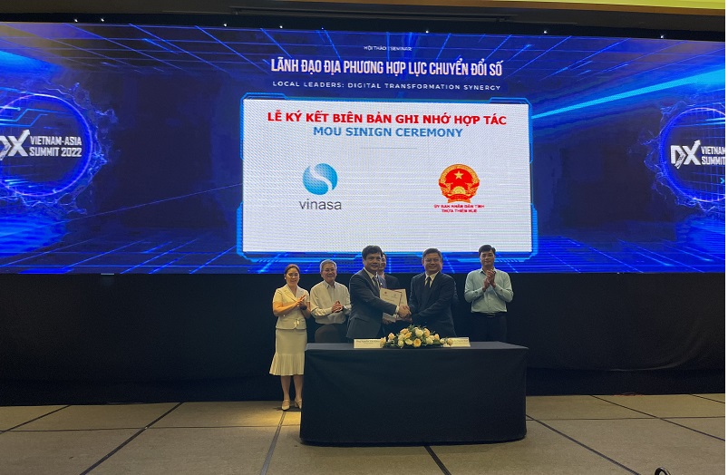 Tại Diễn đàn, Hiệp hội phần mềm và dịch vụ CNTT (đơn vị chủ trì tổ chức) đã tiến hành ký kết biên bản hợp tác với UBND tỉnh Thừa Thiên Huế về triển khai chuyển đổi số.