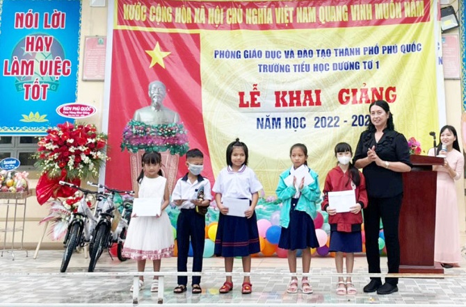 Chủ tịch Hội Nữ doanh nhân tỉnh Kiên Giang Hồ Kim Liên trao học bổng cho các em học sinh khó khăn ở TP Phú Quốc.