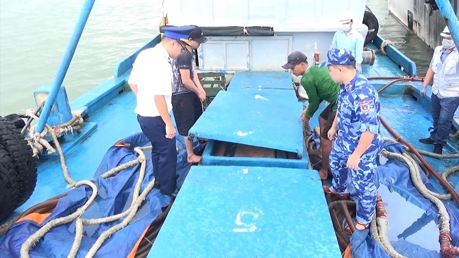 Lực lượng Cảnh sát biển kiểm tra phát hiện tàu TG-93998-TS  vận chuyển khoảng 100.000 lít dầu D.O bất hợp pháp. 