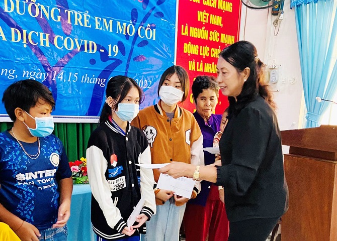 Chủ tịch Hội Nữ doanh nhân tỉnh Kiên Giang Hồ Kim Liên trao học bổng cho các em học sinh khó khăn trên địa bàn tỉnh Kiên Giang
