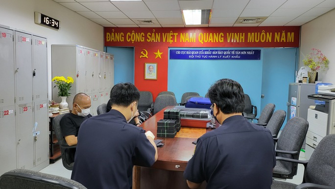 Hải quan phát hiện 1 triệu USD bị nhuộm đen ở sân bay Tân Sơn Nhất - Ảnh 1.
