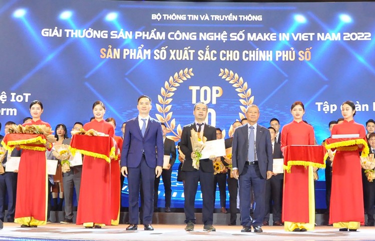 Đại diện VNPT nhận giải thưởng hạng mục Sản phẩm số xuất sắc cho Chính phủ số dành cho nền tảng VNPT IoT Platform