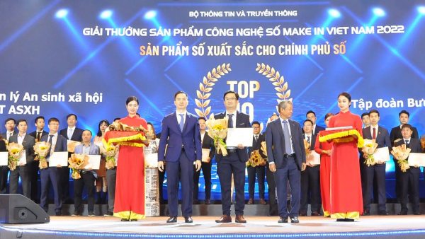 Đại diện VNPT nhận giải thưởng hạng mục Sản phẩm số xuất sắc cho Chính phủ số dành cho giải pháp VNPT ASXH