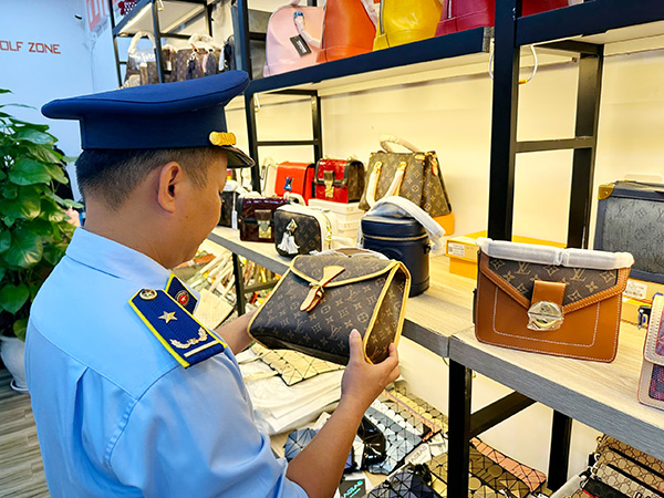 Ngày 21/02/2023, Cục QLTT Đà Nẵng kiểm tra đột xuất 9 cửa hàng chuyên bán hành thời trang cho du khách, phát hiện và tạm giữ 250 đơn vị sản phẩm có dấu hiệu giả mạo các nhãn hiệu nổi tiếng 