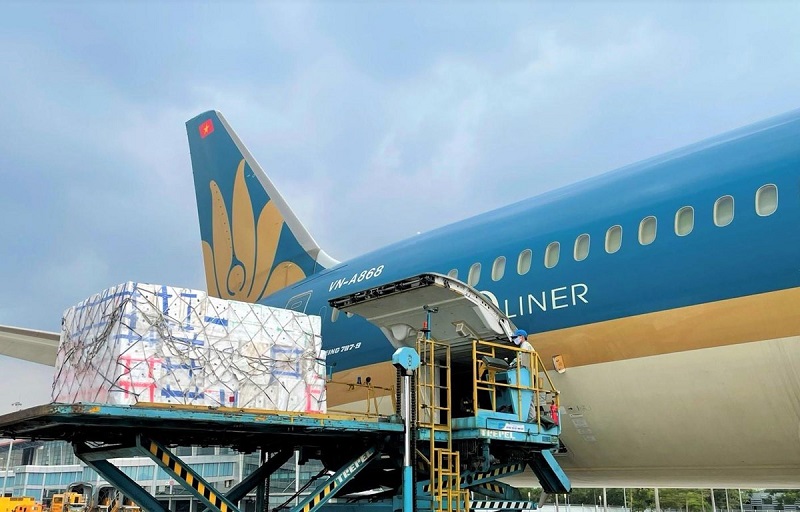 Vietnam Airliines vận chuyển một lô vải xuất khẩu sang Châu Âu.