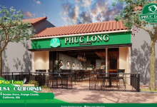  Phúc Long mở cửa hàng đầu tiên tại Mỹ: Thiết kế đậm chất Việt Nam với sân gạch đỏ, nhà mái ngói, tường khắc hoạ hình ảnh đồi chè 