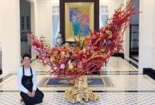  8 tuổi đi bẻ bắp thuê, chàng trai nghèo thành nghệ sĩ được Forbes vinh danh: Người Việt đầu tiên gia nhập hiệp hội Thiết kế Hoa Hoa Kỳ, thu cả tỷ đồng/tháng nhờ hoa lá 