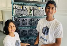  Hai anh em 14 và 9 tuổi này kiếm được hơn 30.000 USD mỗi tháng nhờ khai thác tiền điện tử 